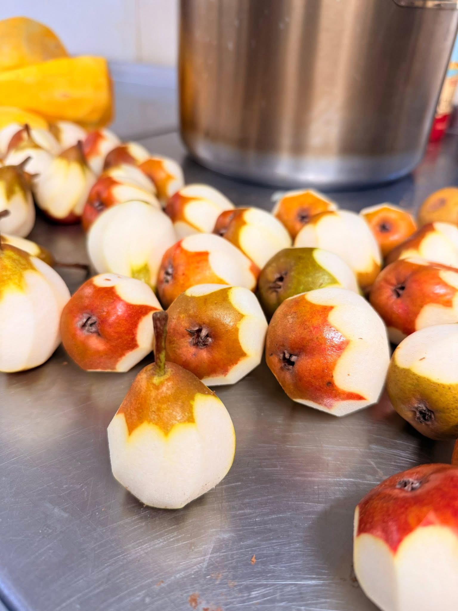 Poires épluchées à l'atelier